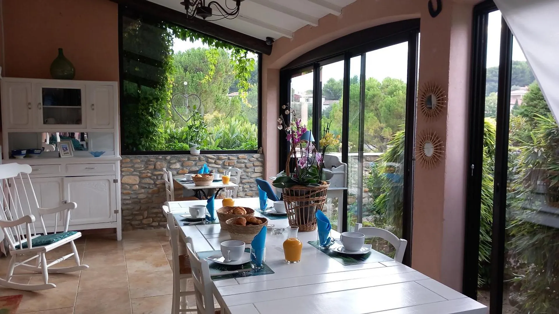 *** Frühstückspension La Sapiniere -Chambres Climatisees Buisson Frankreich